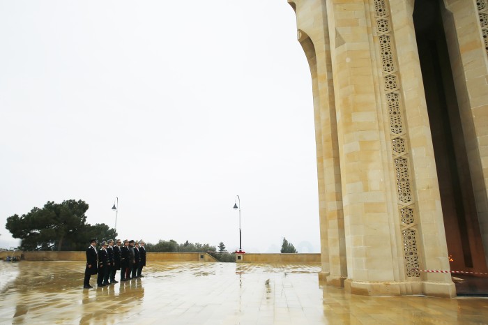 Baş Prokurorluğun rəhbərliyi və kollektivi Şəhidlər xiyabanını ziyarət edib - FOTO